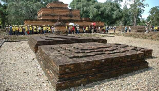 Jelajahi Candi Muaro Jambi dengan Bersepeda