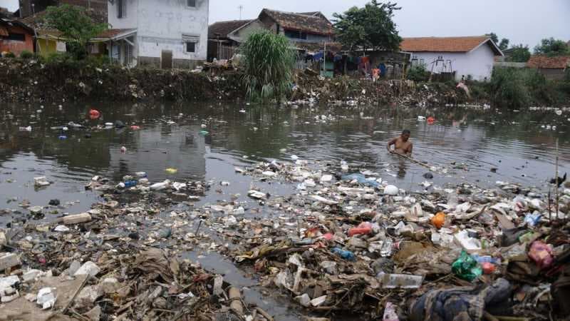 Sampah Plastik Sepanjang Satu Kilometer Cemari Kali Bahagia