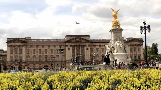 Mau Tinggal di Istana Buckingham? Simak Tawaran Ratu Inggris Berikut