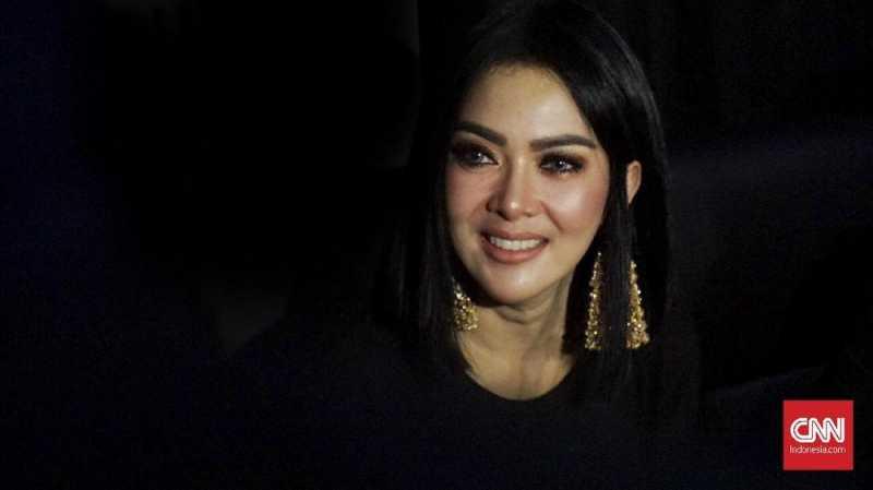 Konser Solo, Syahrini Pakai Headpiece Terbesar di Dunia