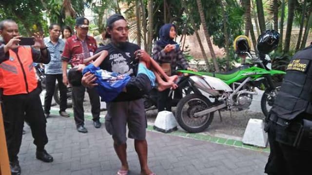 Tak Punya Uang, Supriyadi Dorong Gerobak Angkut Anaknya Berobat dari Madiun ke Surabaya