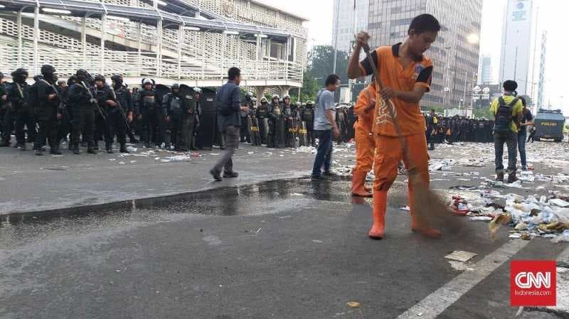 Pasukan Oranye Sapu Serpihan Aksi 22 Mei di Jantung Ibu Kota