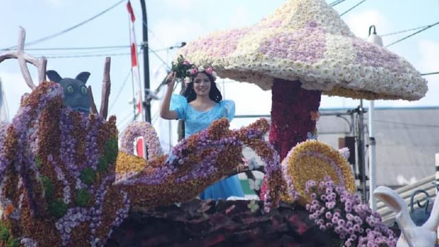 Ada Alice in Wonderland di Tomohon Flower Festival