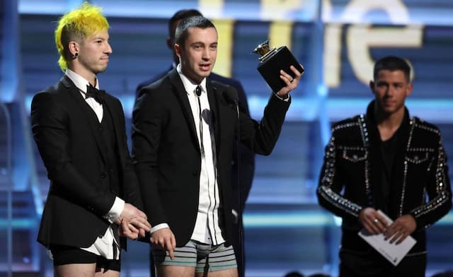 Lihat Aksi Buka Celana Twenty One Pilots di Grammy 2017