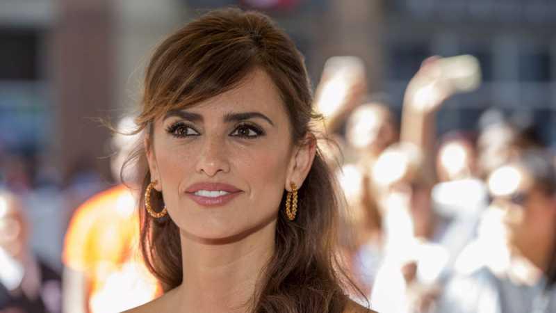 Penelope Cruz Akui Syok Saat Diminta Jadi Donatella Versace