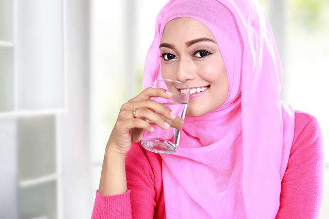 Rajin Minum Air Putih Agar Kulit Tak Kusam Saat Berpuasa