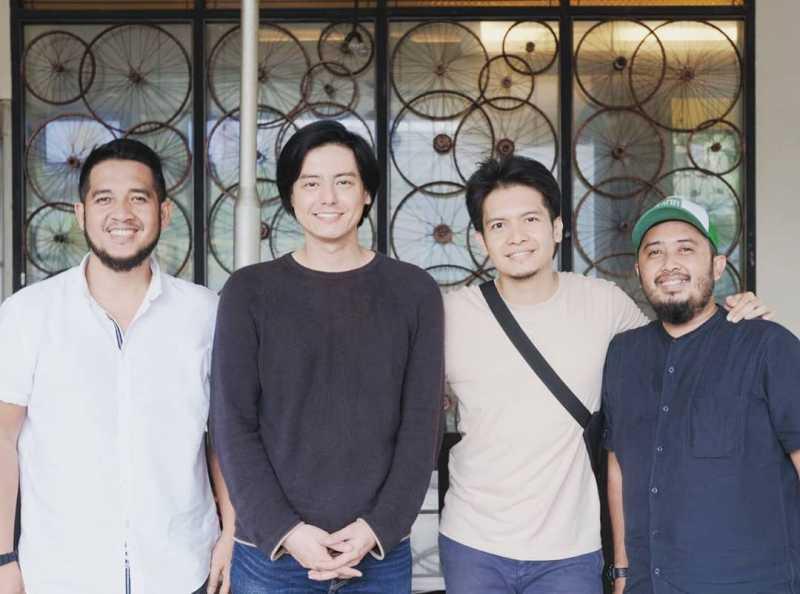 Jadi Mualaf, Roger Danuarta Gaul Bareng Selebriti yang Berhijrah