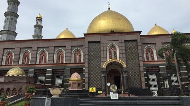 Aksi Pria yang Nekat Siram Karpet Masjid Kubah Emas dengan Air Seni