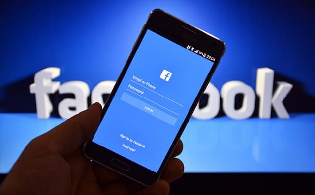 Facebook Pakai “Orang Bayaran” Kumpulkan Data Pengguna