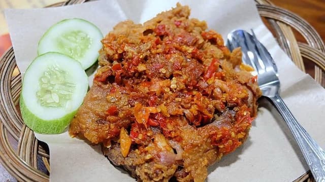 Ayam Geprek di Dunia yang Menggilai Ayam