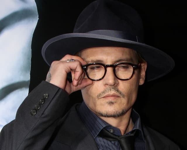 Sebuah Van Menabrak Bagian Luar Rumah Aktor Johnny Depp