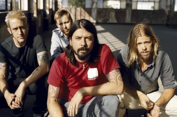 Foo Fighters Ajak Vokalis Weezer Bawakan Ulang Lagu KISS