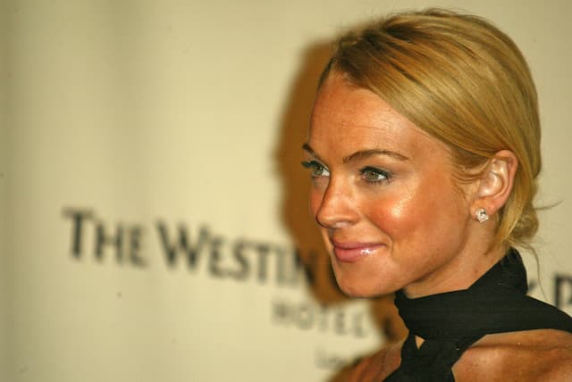 Lindsay Lohan Genapi Penampilan Berkerudungnya dengan Kosmetik Halal