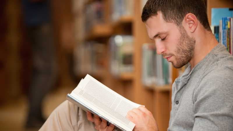 Riset: Cewek Suka dengan Cowok yang Hobi Baca Buku