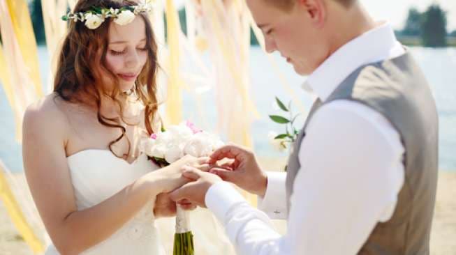 Studi: Orang Menikah Lebih Bahagia Dibandingkan Lajang