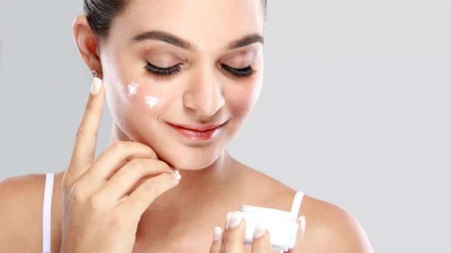 Amankah Menggunakan Campuran Produk Skincare? Ini Kata Ahli