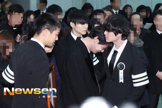 Setelah Jonghyun SHINee Meninggal, Penggemar Mengkhawatirkan Onew