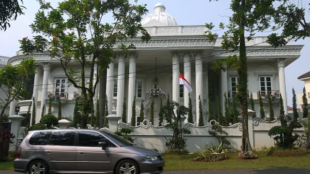 Istana Putih Milik Bos First Travel di Sentul Bogor yang Kini Sunyi