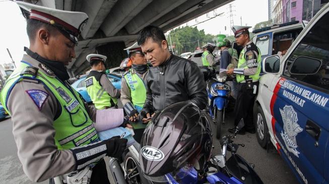 Pasal Karet di Larangan Dengar Musik dan Merokok Saat Berkendara