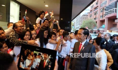 Jokowi Ngevlog di Pinggir Sydney Opera House