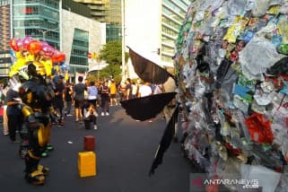 Monster Plastik Seberat 500 kg Diarak Keliling Jakarta
