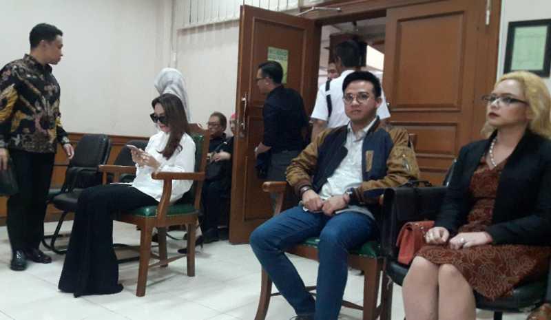 Masuk Ruang Sidang Cerai, Roby Geisha dan Cinta Ratu Tak Saling Menyapa