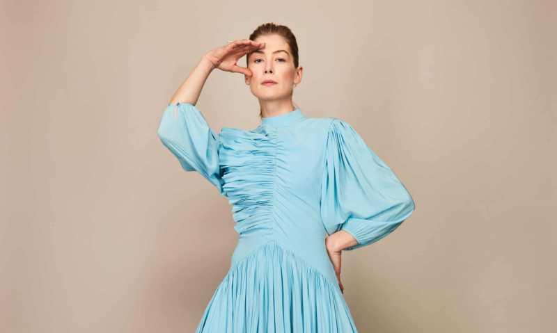 5 Fakta Menarik Tentang Rosamund Pike, Bintang Film A Private War