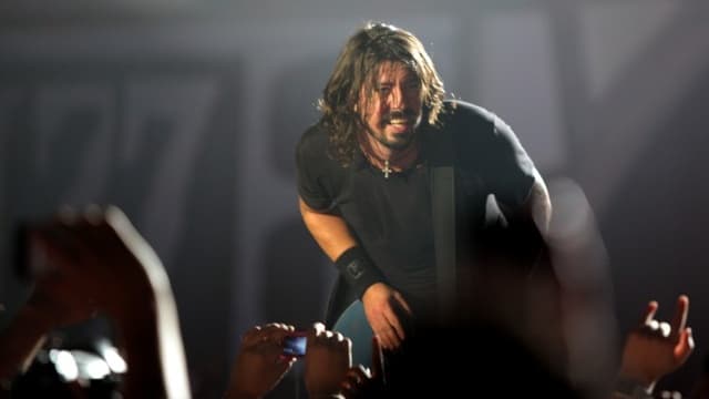 Dave Grohl Angkat Seorang Fans sebagai Anaknya dalam Sebuah Konser