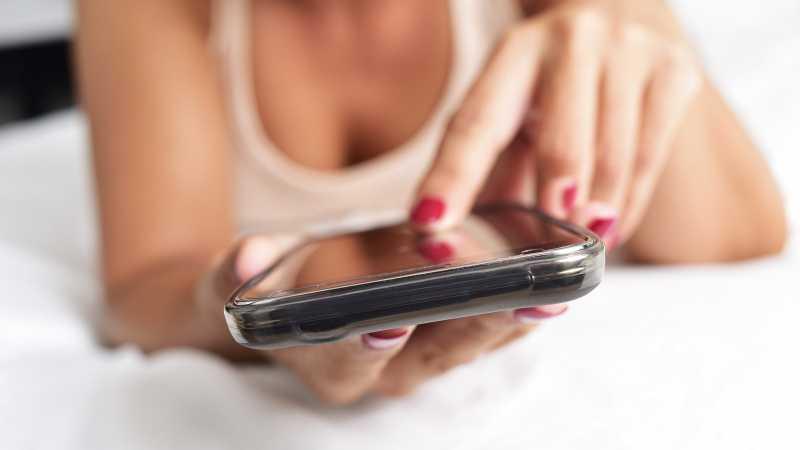 7 Kalimat Sexting Saat Jauh dari Suami