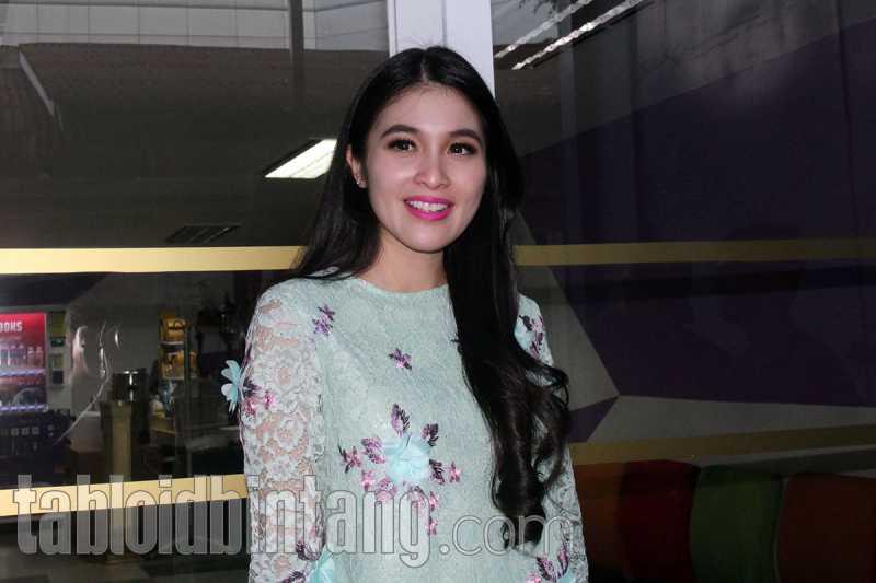 Jelang Persalinan, Sandra Dewi Masih Aktif Bekerja