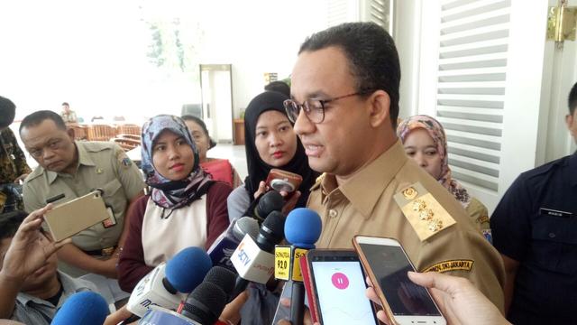 Anies Baswedan dan Sepatu Cokelat di Balai Kota DKI