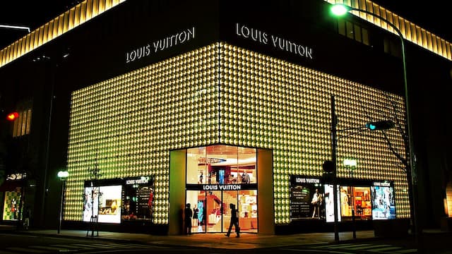 Pria Ini Rela Berikan Tas Louis Vuitton agar Pacar Mau Makan