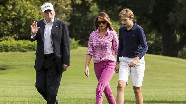 Tampil Kasual, Kemeja Pink Melania Trump Ludes Terjual