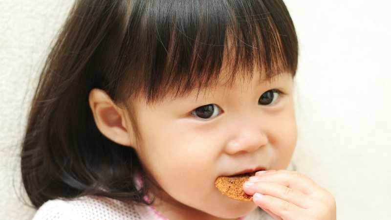 Tips Memilih Makanan Kemasan yang Aman untuk Anak 