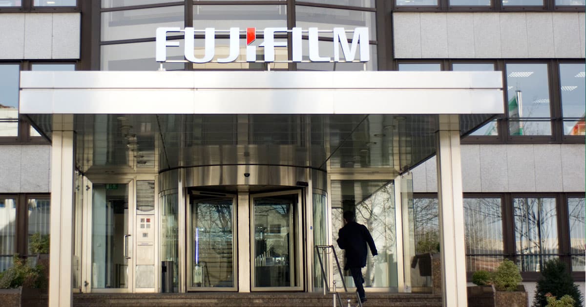 Fujifilm Temukan Magnetic Tape Storage untuk Simpan 580TB Data Fujifilm Temukan Magnetic Tape Storage untuk Simpan 580TB Data