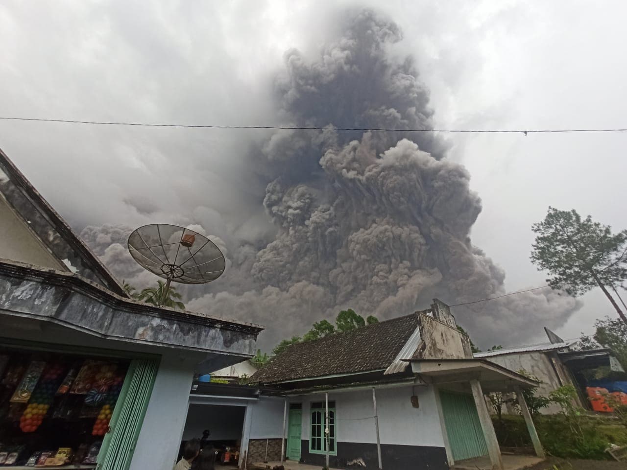 Telkom Upayakan Layanan Tetap Normal di Lumajang Usai Semeru Erupsi Telkom Upayakan Layanan Tetap Normal di Lumajang Usai Semeru Erupsi