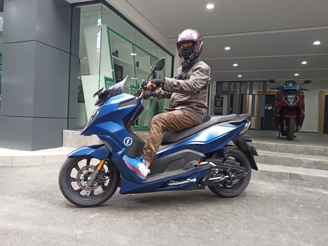 Impresi Berkendara ALVA One, Bodi Lebih Bongsor dari Yamaha NMax Impresi Berkendara ALVA One, Bodi Lebih Bongsor dari Yamaha NMax