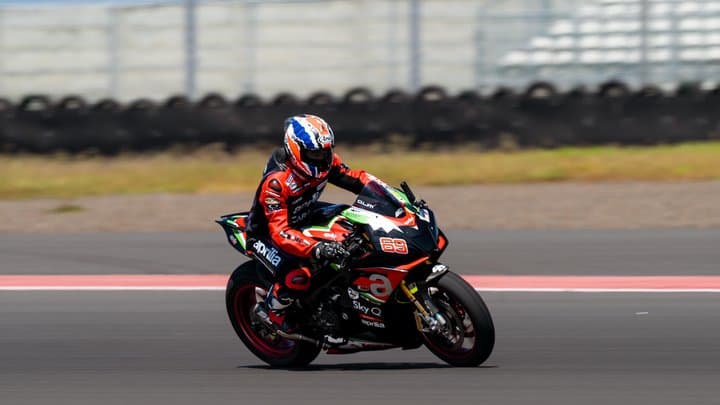 Keseruan Track Day Aprilia di Mandalika Pakai RS 660 dan RSV4 Keseruan Track Day Aprilia di Mandalika Pakai RS 660 dan RSV4