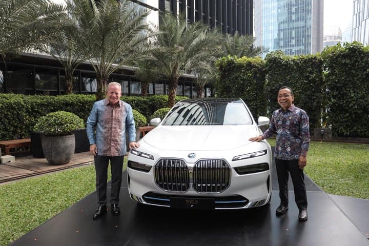 Mobil Listrik Mewah BMW i7 Dapat Tugas Negara di KTT ke-43 ASEAN PLUS 2023 Mobil Listrik Mewah BMW i7 Dapat Tugas Negara di KTT ke-43 ASEAN PLUS 2023