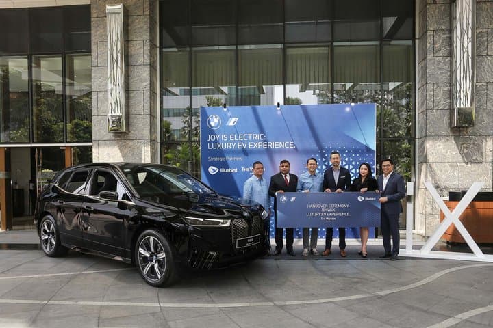 Ketika Mobil Listrik BMW iX Jadi Taksi Bluebird Ketika Mobil Listrik BMW iX Jadi Taksi Bluebird