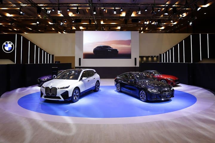 GIIAS 2022: BMW Luncurkan EV Mewah iX dan i4, Harga di Atas Rp2 M GIIAS 2022: BMW Luncurkan EV Mewah iX dan i4, Harga di Atas Rp2 M