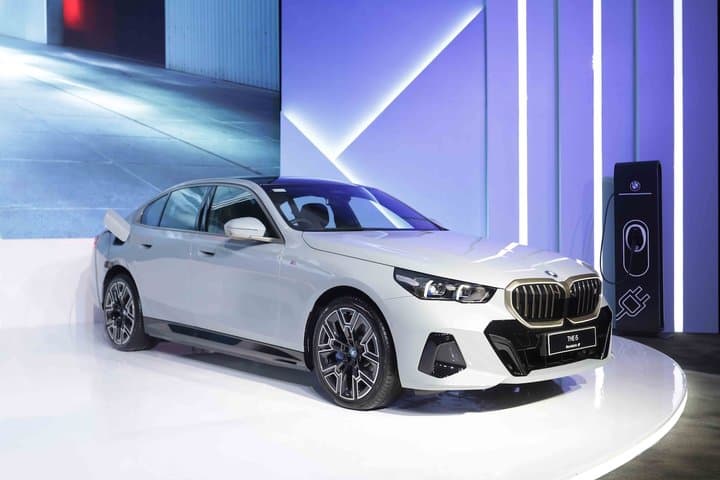 Mobil Listrik BMW i5 Diluncurkan di Indonesia, Jarak Tempuh 582 Km! Mobil Listrik BMW i5 Diluncurkan di Indonesia, Jarak Tempuh 582 Km!