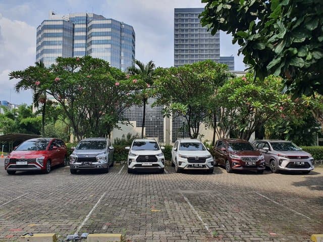 Cuaca Panas Ekstrem, Mobil Parkir Terjemur Matahari Bisa Kebakaran! Cuaca Panas Ekstrem, Mobil Parkir Terjemur Matahari Bisa Kebakaran!