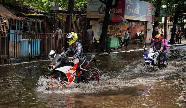 Musim Banjir Tiba, Motor Terendam Air Harus Gimana? 