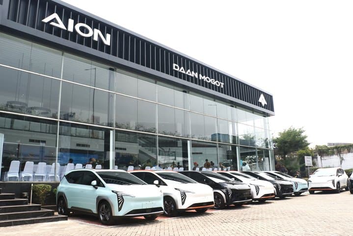 AION Resmikan 10 Diler Baru Sekaligus Serah Terima Mobil ke Konsumen AION Resmikan 10 Diler Baru Sekaligus Serah Terima Mobil ke Konsumen