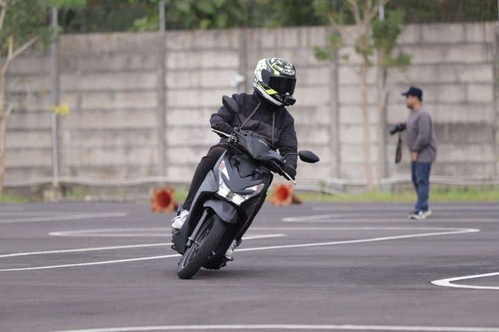 Tips Teknik Menikung Pakai Motor Biar Lulus Uji SIM Tips Teknik Menikung Pakai Motor Biar Lulus Uji SIM