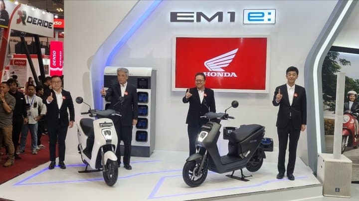 GIIAS 2023: Akhirnya Honda Luncurkan EM1 e: Harganya Rp40 Jutaan! GIIAS 2023: Akhirnya Honda Luncurkan EM1 e: Harganya Rp40 Jutaan!