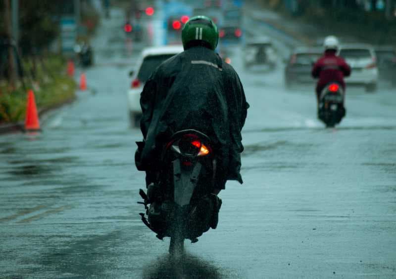 Masuk November Rain, Ini Tips Naik Motor di Musim Hujan