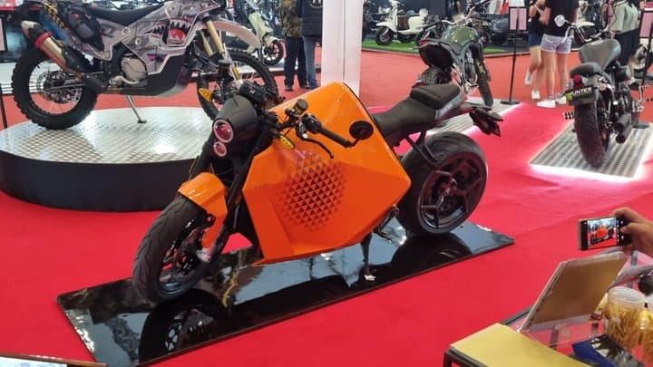 Raffi Ahmad Beli Motor Listrik Rp750 Juta di IMOS 2024 Raffi Ahmad Beli Motor Listrik Rp750 Juta di IMOS 2024