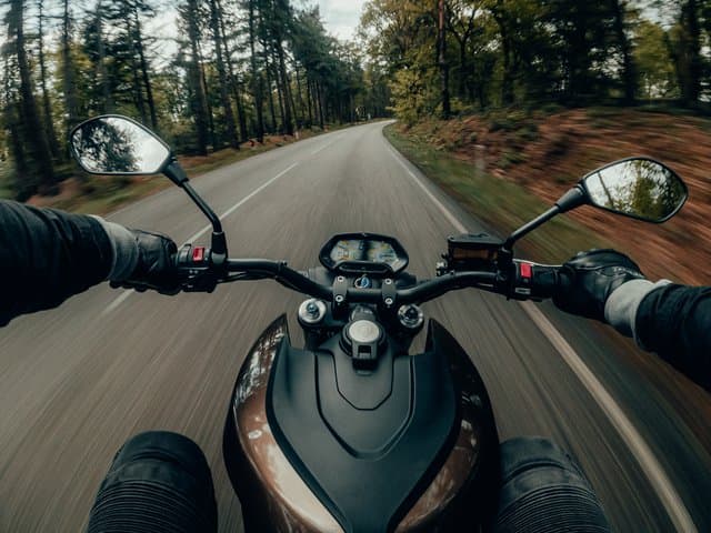 Tips Aman Berkendara Motor Jarak Jauh Saat Libur Nataru Tips Aman Berkendara Motor Jarak Jauh Saat Libur Nataru
